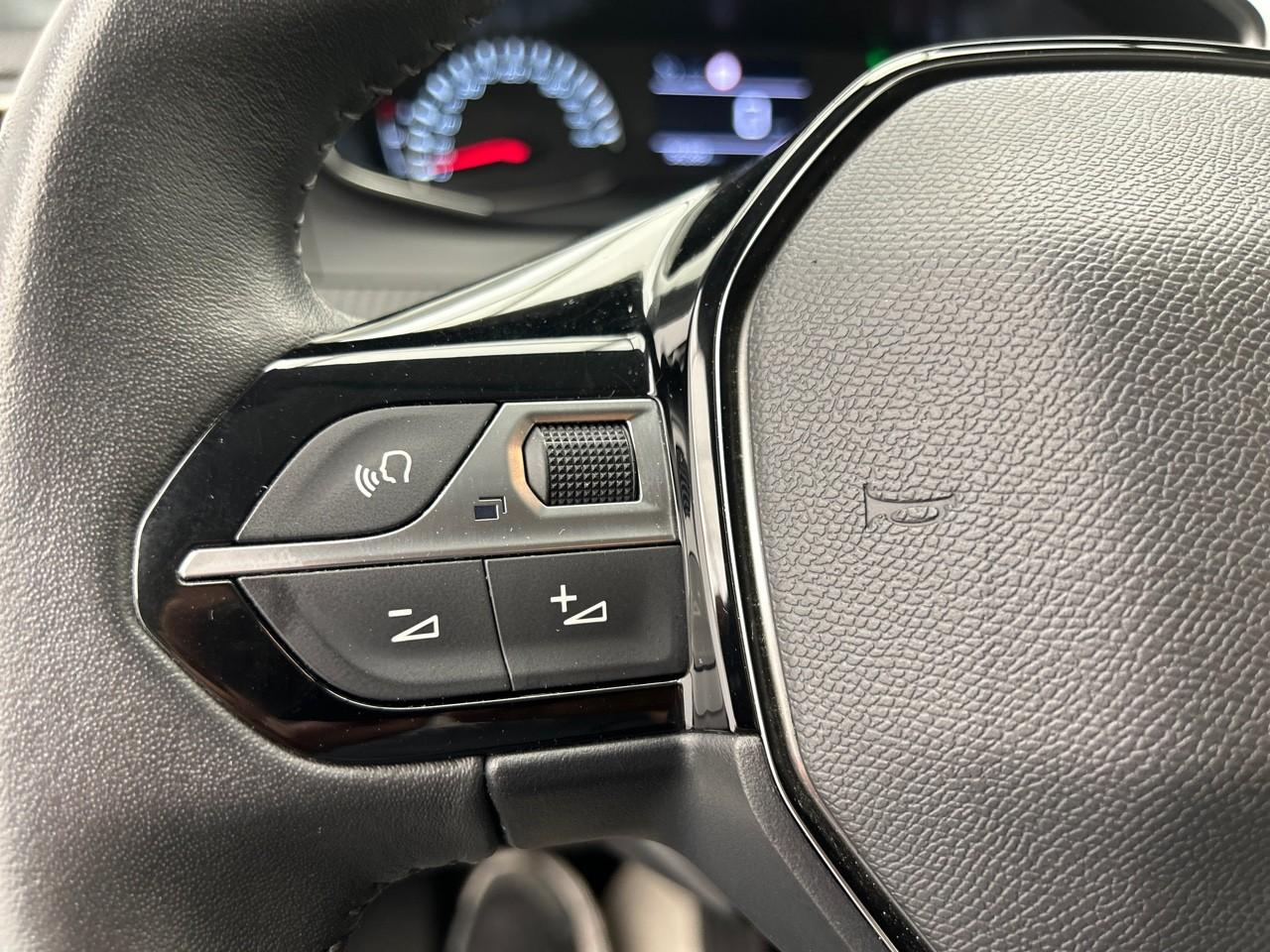Peugeot 208 puretech 100 s&s bvm6 style — photo 24