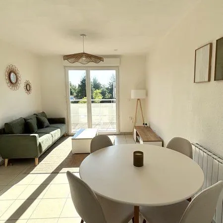 T2 meublé a neuf avec balcon, parking, et ascenseur