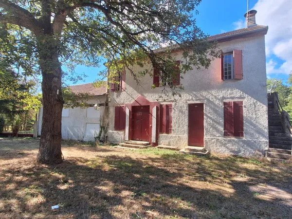 Ensemble immobilier: maison , appartement et local commercial avec restaurant /bar /discothèque