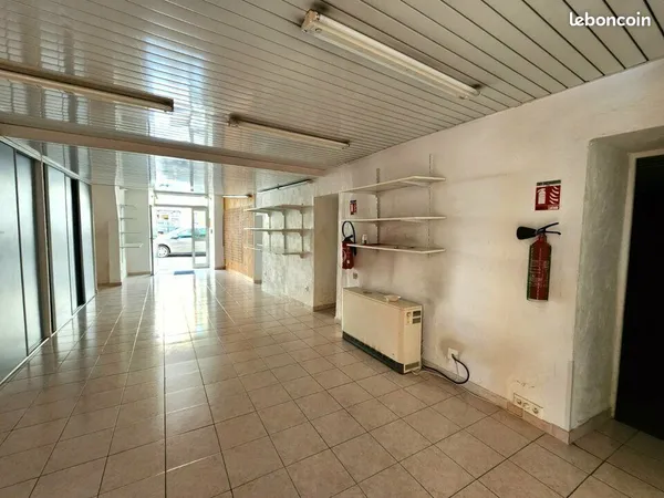 LOCAL COMMERCIAL 97 m² LE MUY