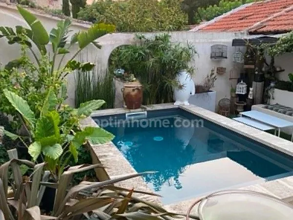 Maison de village rénovée avec piscine. Plein coeur d'Eygalières