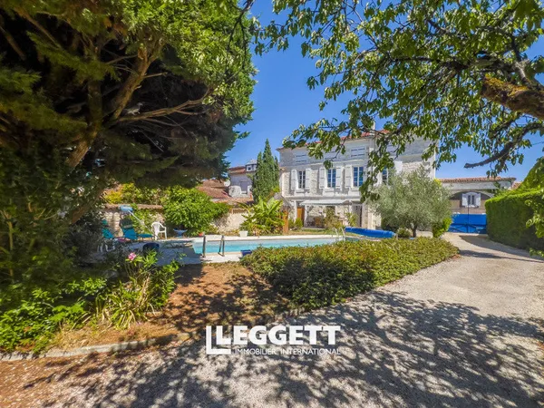PLEIN COEUR DE VARS ! MAISON CHARENTAISE AVEC PISCINE ET DEP