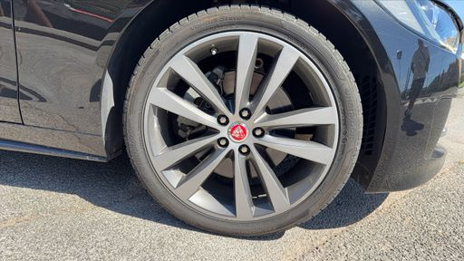 Jaguar XE 2.0 D - 180 CH AWD BVA8 - R-Sport – 2017 – 106953 km – Diesel – Boîte Automatique — photo 52