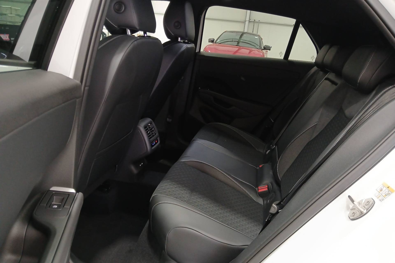 Volkswagen T-Roc — photo 13