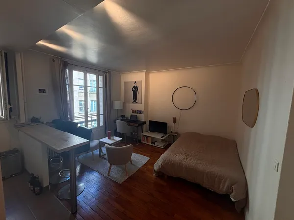 Loue studio 30m², Paris 16, 4ème étage ascenseur, très calme, mois d'août uniquement