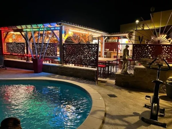 Bar tapas extérieur avec patio couvert et piscine l'été, restaurant table unique l'hiver et appartem