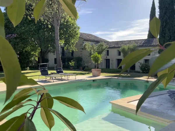 Propriété d'exception à 350 m du centre d' Uzès à pieds.