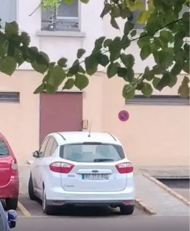 Vends place de Parking Croix de Chavaux ideal emplacement