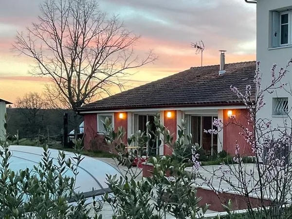 Grande maison climatisée avec piscine couverte, terrain vallonné
