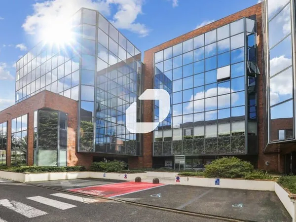Local 749 m²