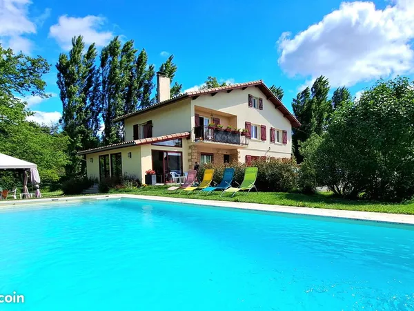 Grande maison 240 m² - 6 chambres - Piscine - Terrain 2 887 m²