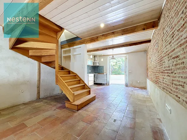 A vendre, Maison de village de 90 m² , rénovée, 2 chambres et combles aménagés, extérieur, sur la co