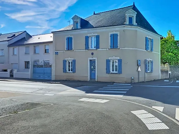 Maison de maître de 165 m² avec véranda et jardin à Saint Sylvain d'Anjou