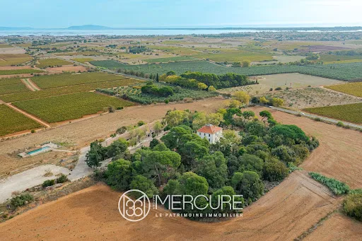 Propriété 56 pièces 1700 m²