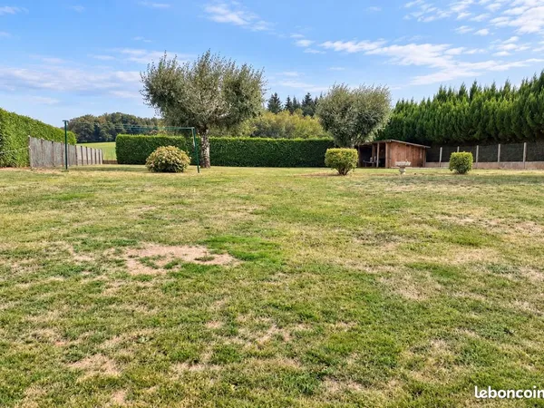 Terrain à bâtir de 943 m² à SAINT-MAMET-LA-SALVETAT (15)