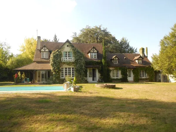 Maison de caractère sur parc paysager de 4 612 m2 avec pisci