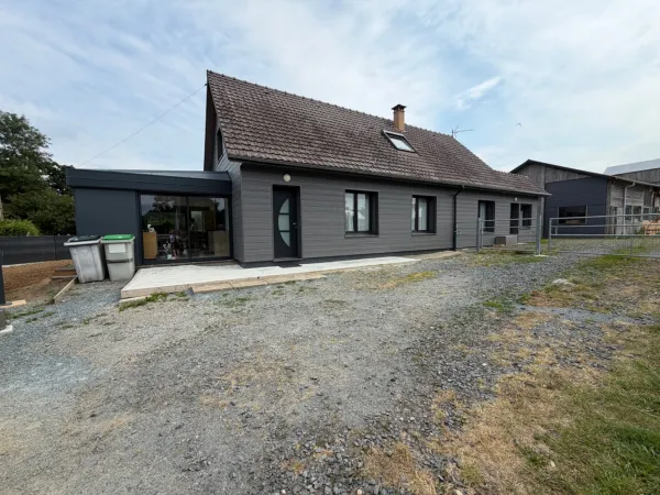À quelques minutes de Périers - Propriété avec habitation familiale, hangar professionnel et bureaux