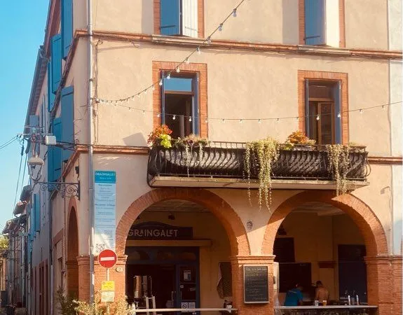 Local commercial avec terrasse sous arcades