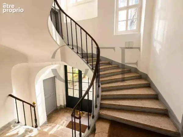 75006 PARIS - Bien atypique sur deux niveaux - Professionnel ou appartement- 110 m²