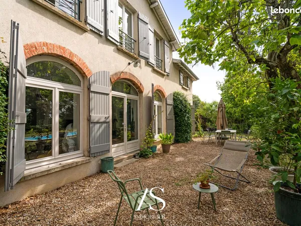 Maison 8 pièces 320 m²