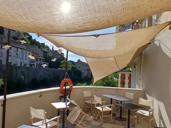 Local commercial avec terrasse vue Pont Romain