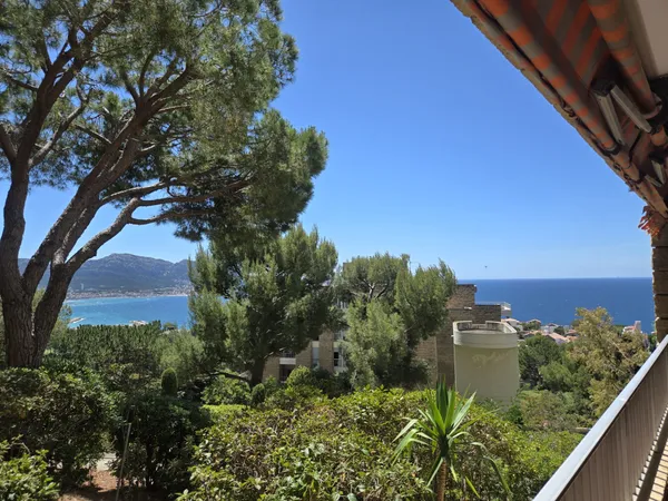 LES ALPILLES - T2/3 82 M2 - VUE MER - TERRASSE - PISCINE -