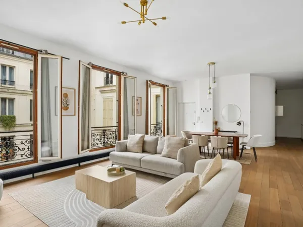 Paris 8€ - À deux pas de la place St Augustin - Duplex 124 m² -