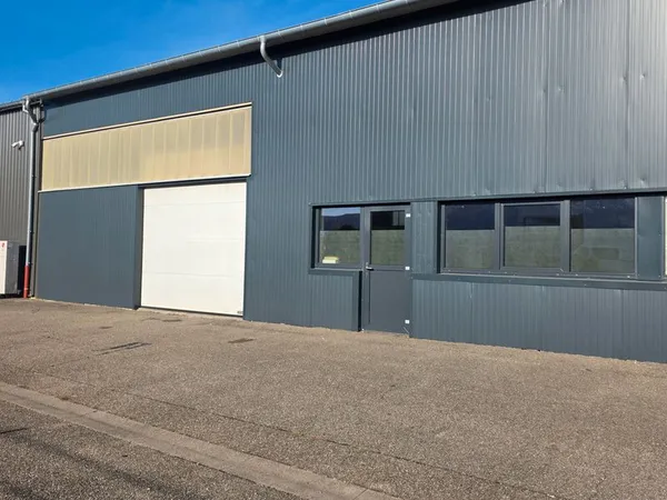 Local professionnel 230 m2 pour une activité artisanale, commerciale ou de stockage