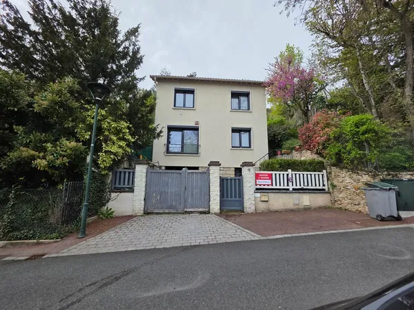 Maison au Plessis Robinson dans une rue calme