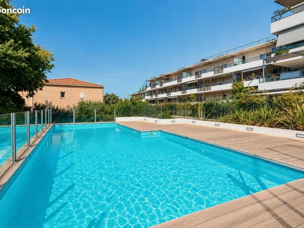 T2 MEUBLÉ AVEC TERRASSE DE 15 M², GARAGE ET PISCINE - MARSEILLE 8e