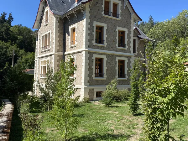Belle propriété avec dépendance et parc arboré!