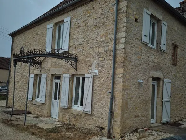 Grand duplex meublé de 85 m² avec jardin et cour privée - Dole