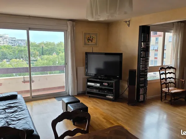 T3/T4 lumineux de 89 m2 - Vue sur le lac, balcon, cave & Garage box fermé - DPE C