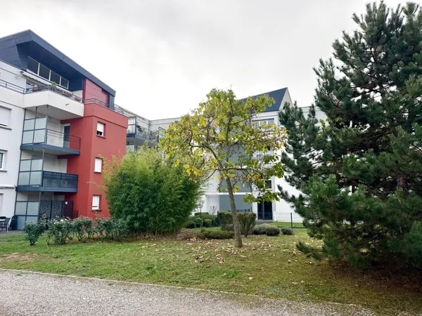APPARTEMENT 3 PIÈCES AVEC TERRASSE, VUE DÉGAGÉE, GARAGE ET P
