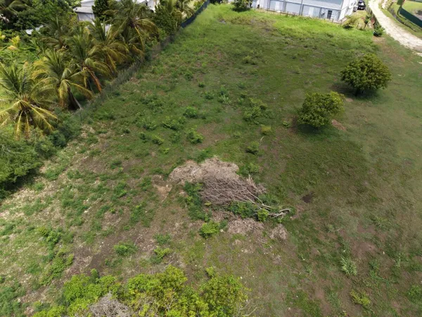 Terrain plat de 2 000 m² idéal construction ou activité commerciale ? Emplacement top !