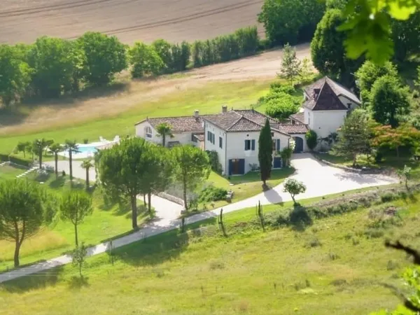 Ensemble immobilier de charme en pierre, proche Montcuq