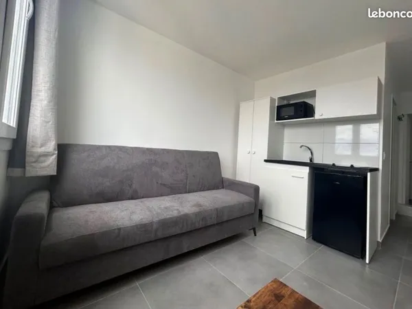 Studio 13 m² meublé & équipé donnant sur cours fermée - Proximité immédiate centre-ville