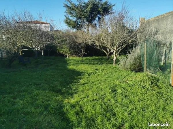 Vend Terrains Saint Michel en l'Herm clos de mur dans impasse