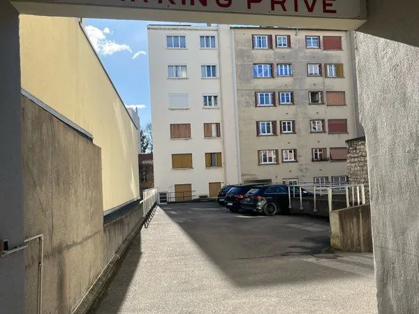🚙 Parking extérieur facile d'accès proche centre-ville (mais pas dans la partie piétonne)