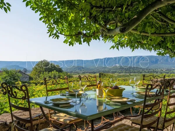 Propriété du 18e siècle avec vue sur le Luberon et appartement.