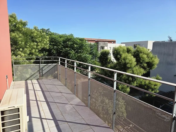 T3 LUMINEUX FONCTIONNEL ET CALME AU PIED DU TRAM