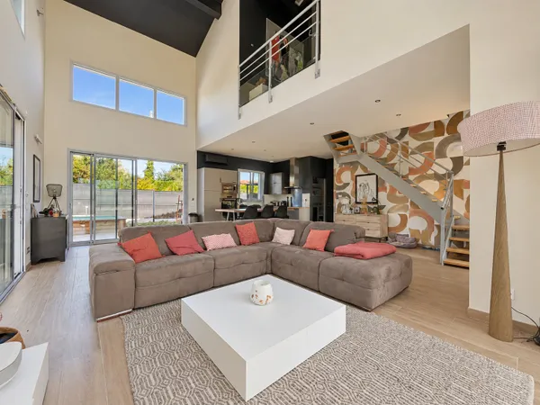 Maison contemporaine avec piscine au calme au coeur de Brin