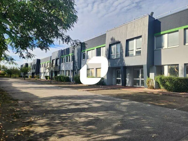 Local d'activité 901 m²