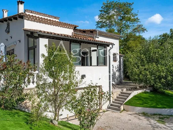 Maison 6 pièces 282 m²