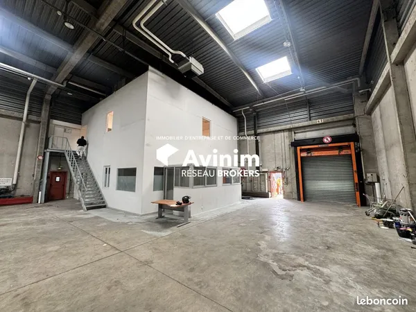 Local 700 m² Bobigny