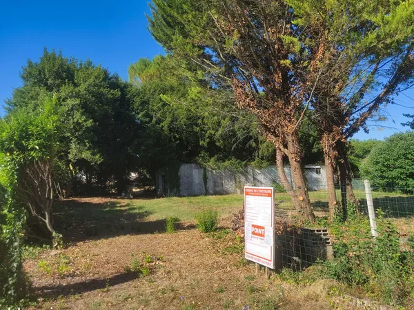 Terrain constructible de 607 m² avec dépendance de 26 m² - La Boixe (secteur de Vars)
