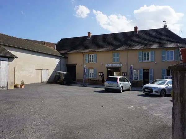 Luneau, Maison de village