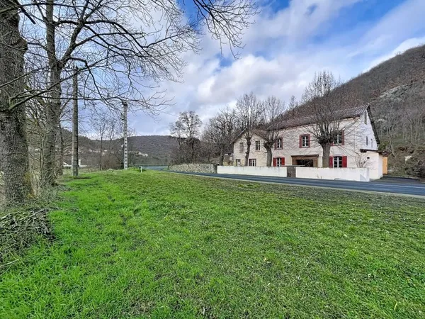 12MN A75 - 20MN ISSOIRE SUD - Ancien bar restaurant sur terr