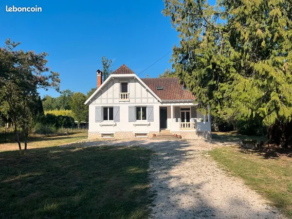 Belle et grande maison à louer entièrement rénovée 165m², 4 chambres, nombreuses dépendances et terr