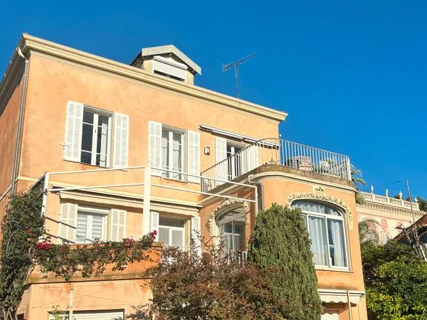 Duplex de charme avec terrasse et vue mer premières collines de Golfe Juan direct propriétaire